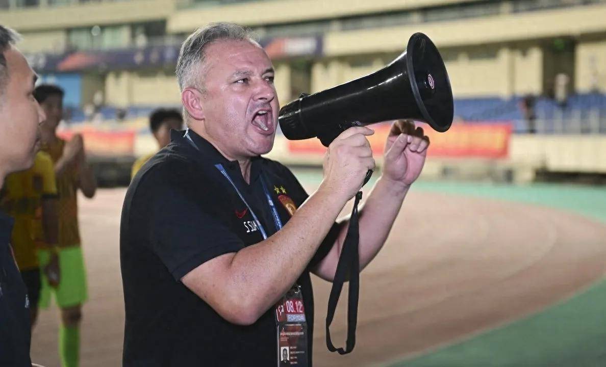 开云体育入口-广州队发布备战花絮，今晚外线爆发，西甲任务艰巨，更衣室氛围转暖(美军航母连夜撤离南海)