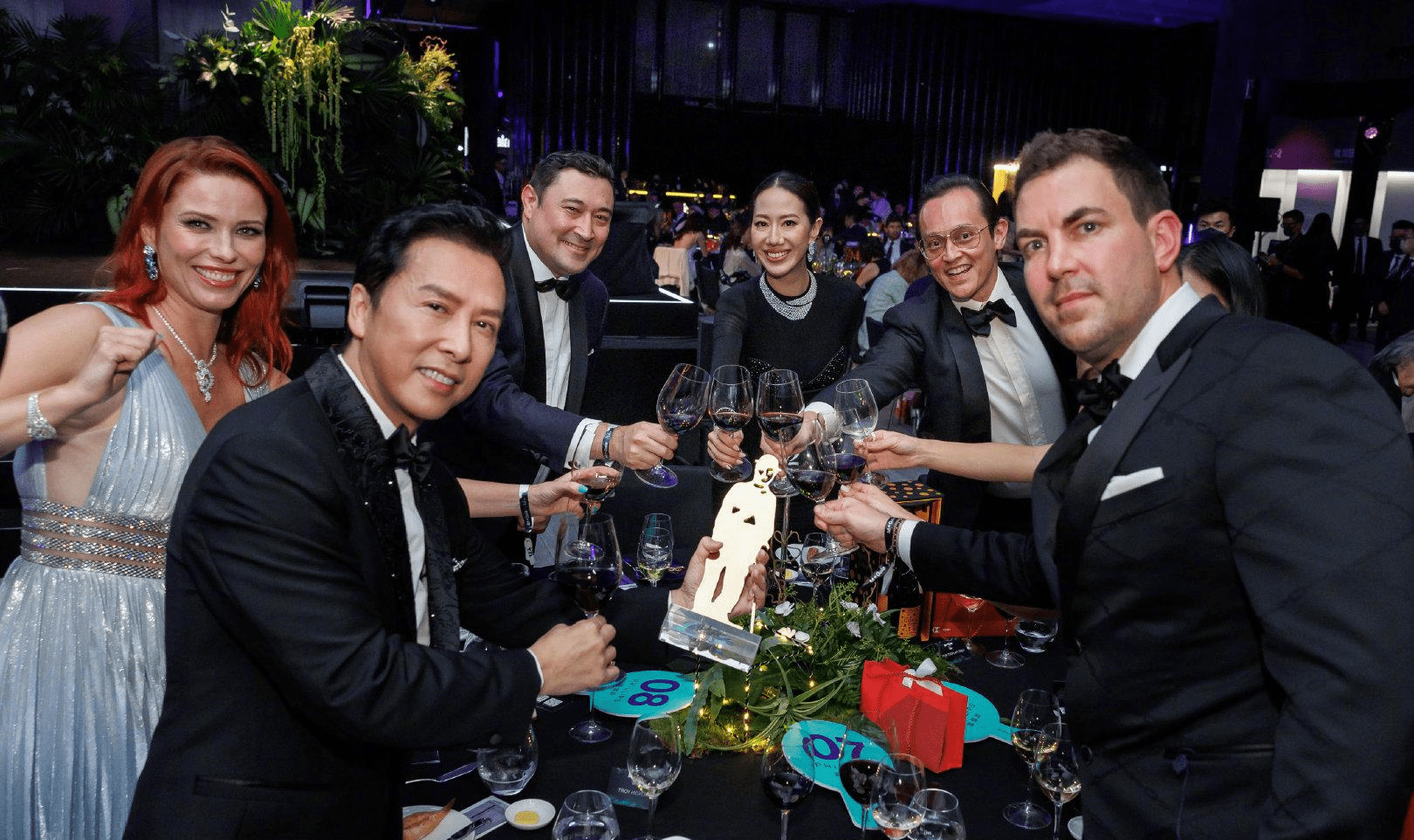 勒沃库森训练开放日，冲刺阶段单刀错失引欢呼，法甲在即，临场指挥获称赞(勒沃库森51场不败)