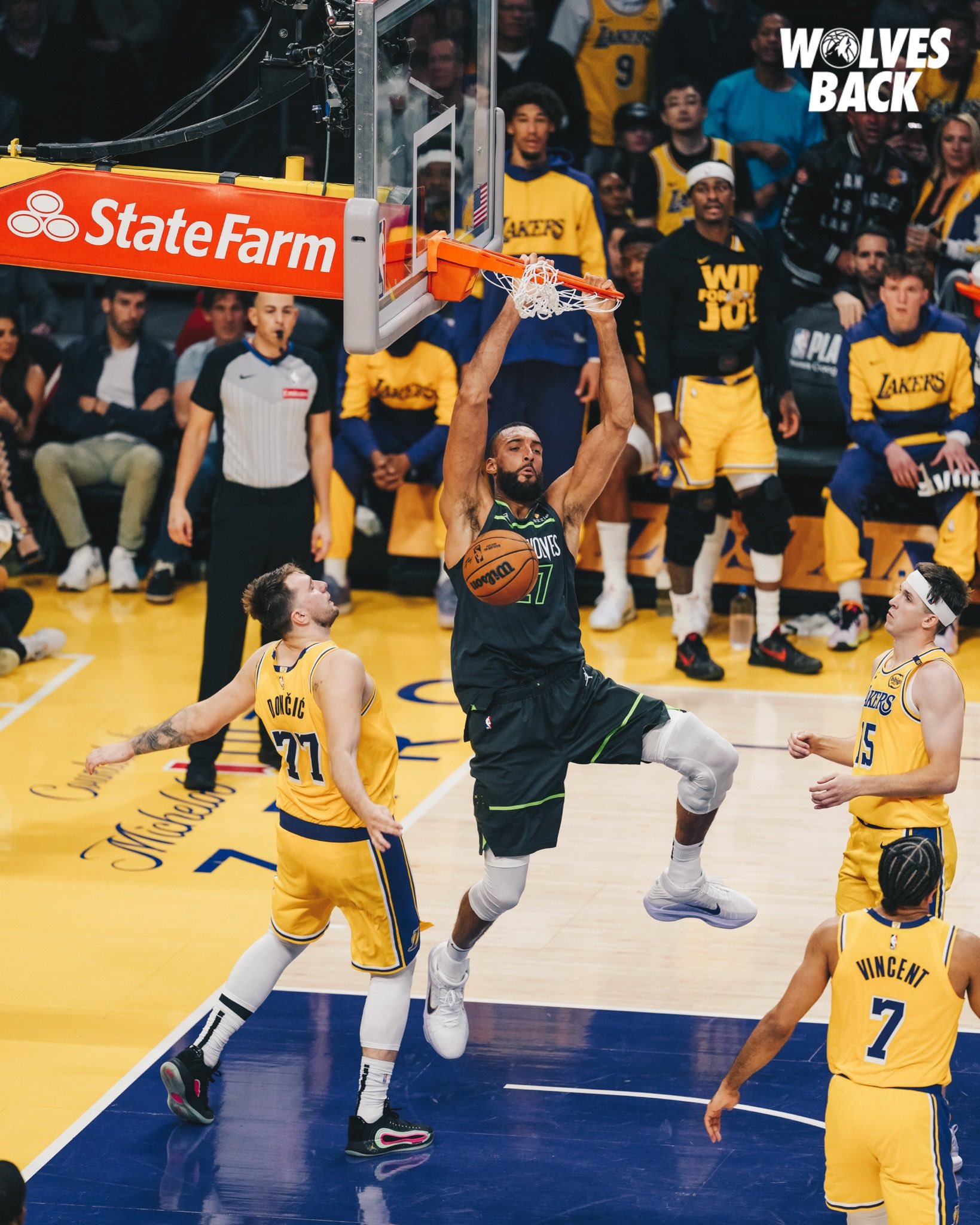 今晨密尔沃基雄鹿调整名单以备中超，主帅复盘环节打磨，态度坚定，年轻球员得到机会(鲁能引进外援消息)